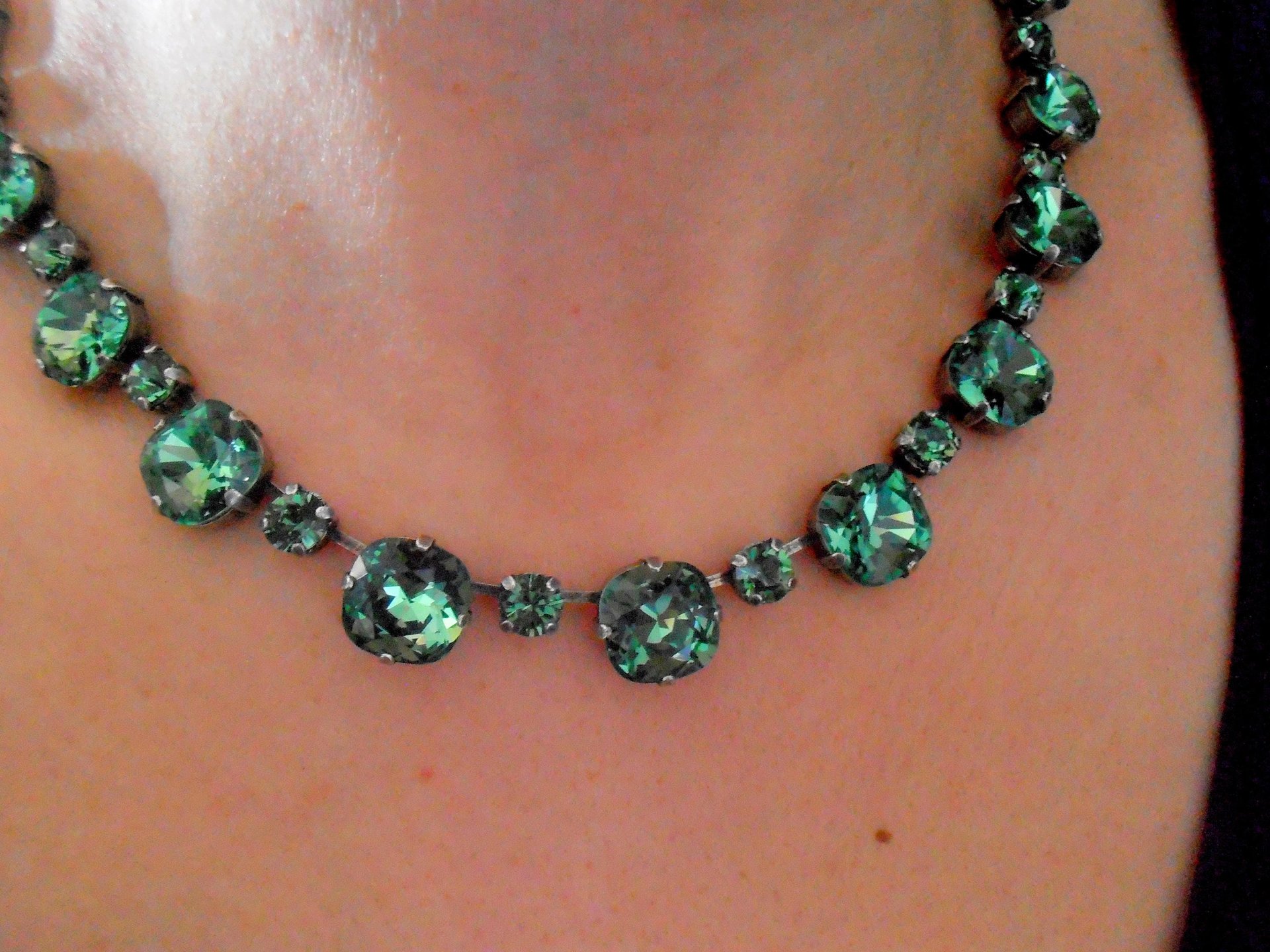 Emerald Cushion Cut Premium Crystal necklace, Anna wintour green collet, Edwardian jewelry, Silver cup chain 4470