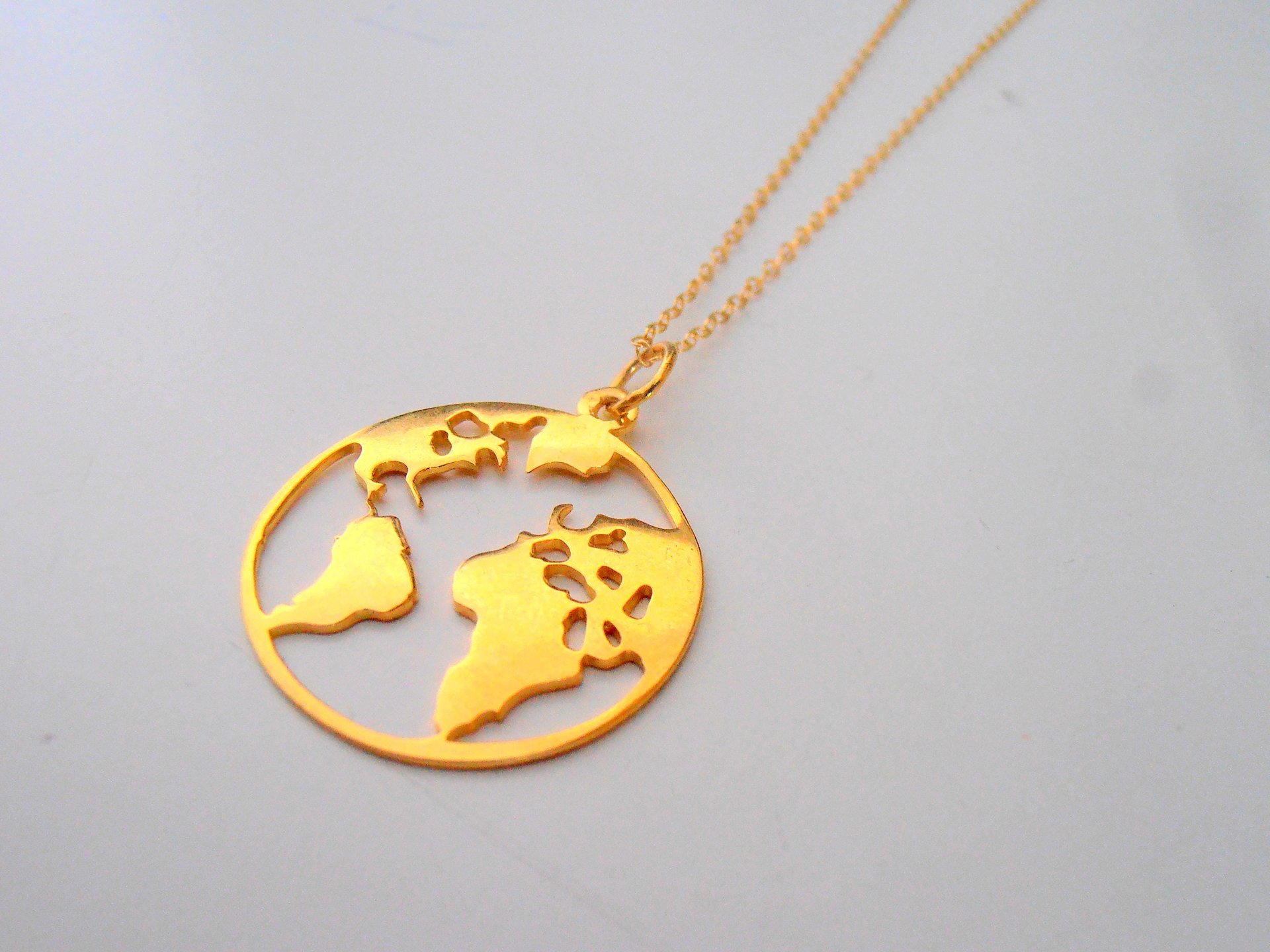 World Map Necklace / Gold Travel Pendant / Earth Pendetif / wanderlust jewelry / Weltkarte Halskette Charme / Laser Cut Global / Carte Monde