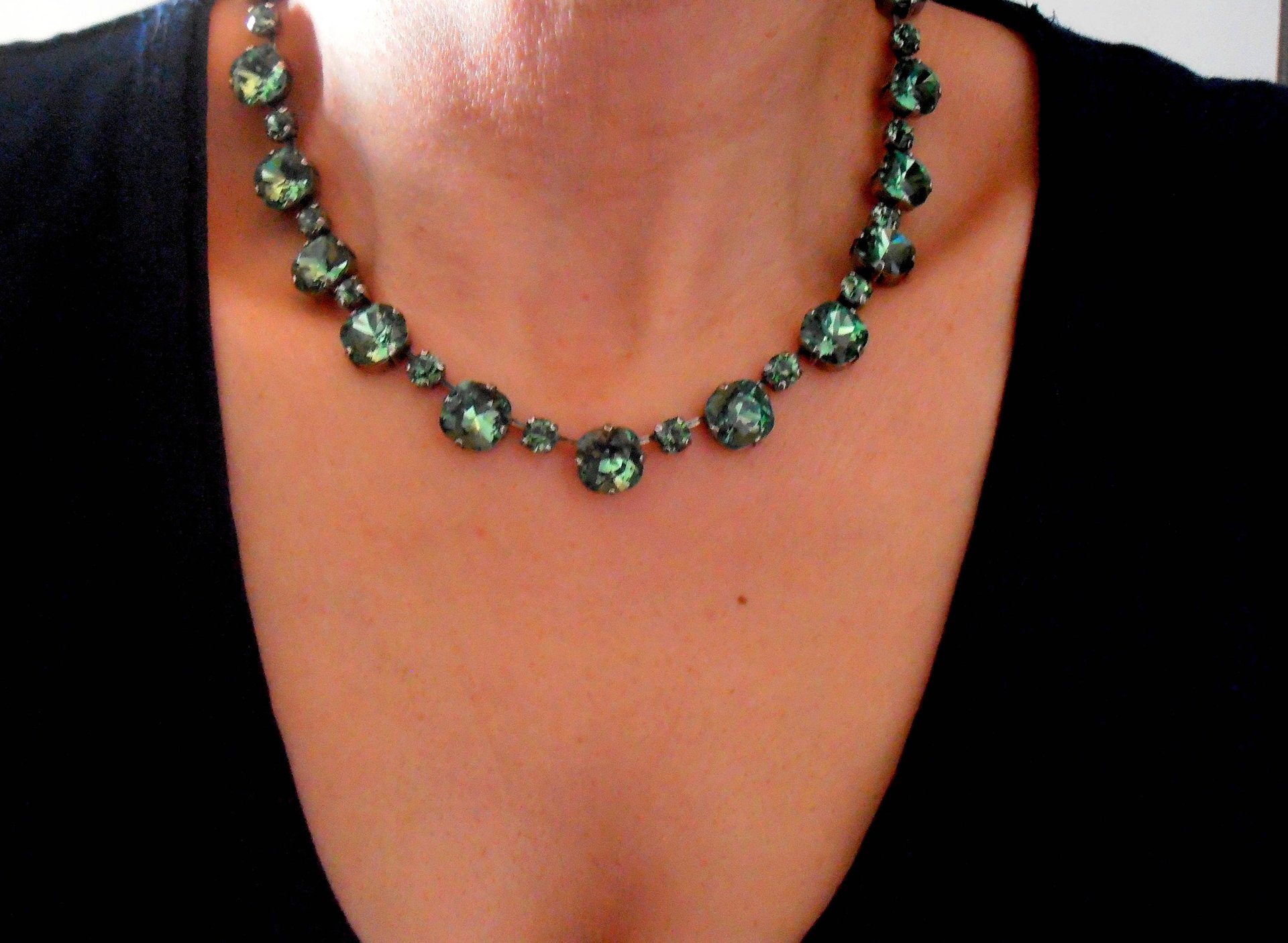 Emerald Cushion Cut Premium Crystal necklace, Anna wintour green collet, Edwardian jewelry, Silver cup chain 4470