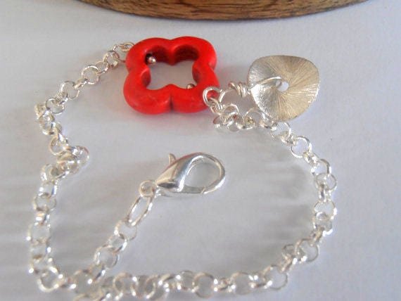 Natural Gemstone Charm Bracelet / Red Clover Howlite / Chain Hammered Disc Jewelry / Birthday Gift for her / Fashion Accessories