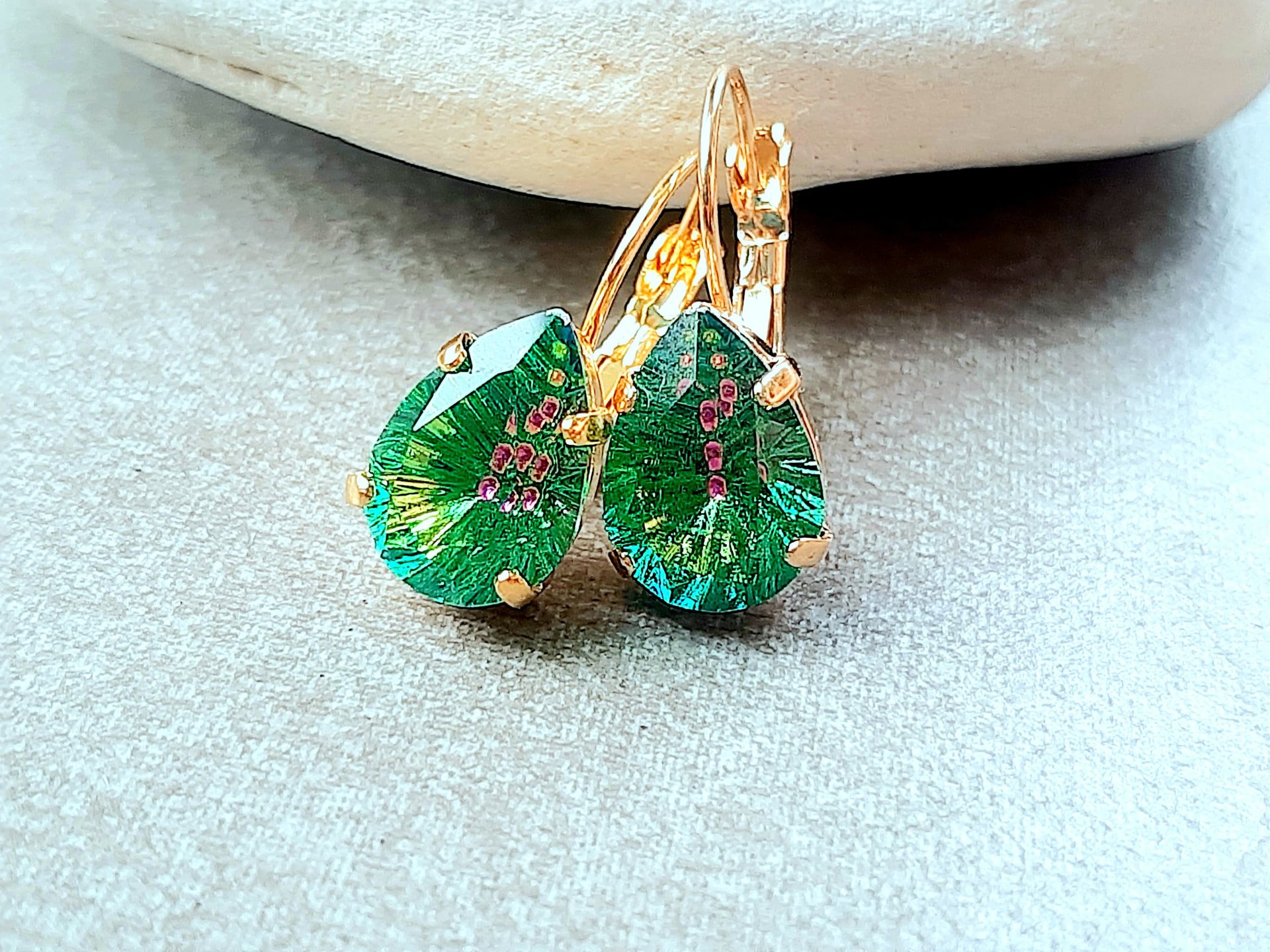 Green Vitrail Teardrop Pear Earrings in Gold 