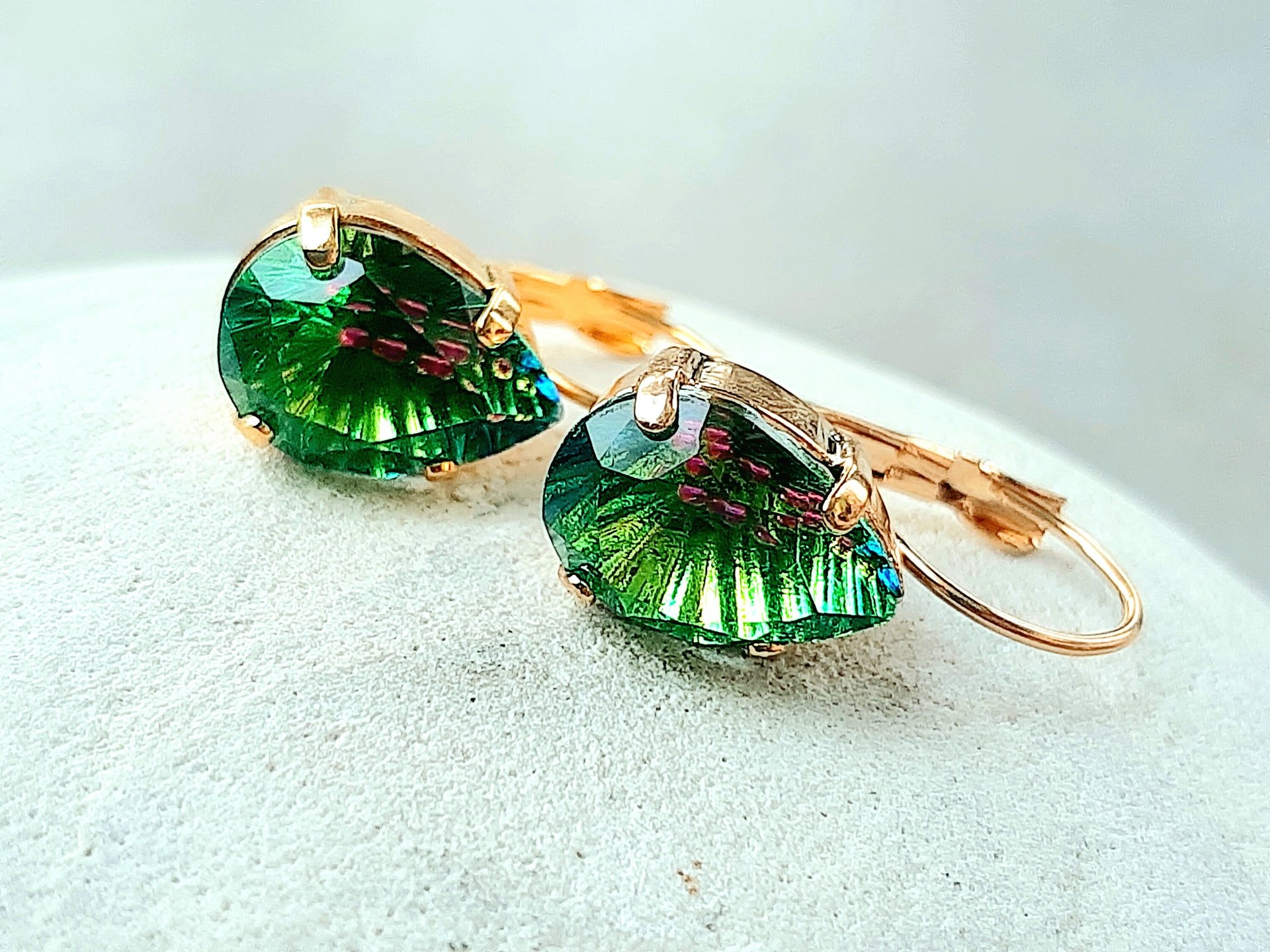 Green Vitrail Teardrop Pear Earrings in Gold 