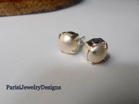 Minimalist White Pearl Stud Earrings / Wedding Jewelry / Gift for her / Bridal Pierced Post / Fashion Jewelry